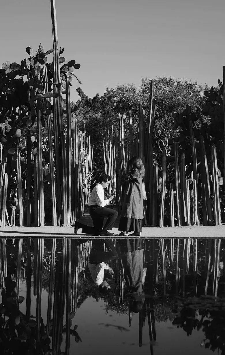 Constanza y Nicolás en el Jardín Botánico, entre cactus y su reflejo en el agua